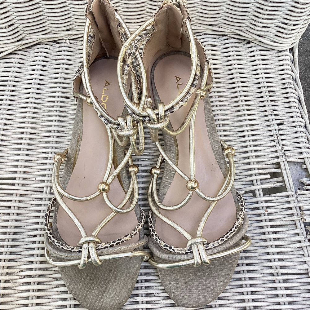 Strappy flat sandal
